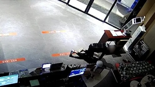 警方通报，男子酒店内趴地偷窥事件曝光
